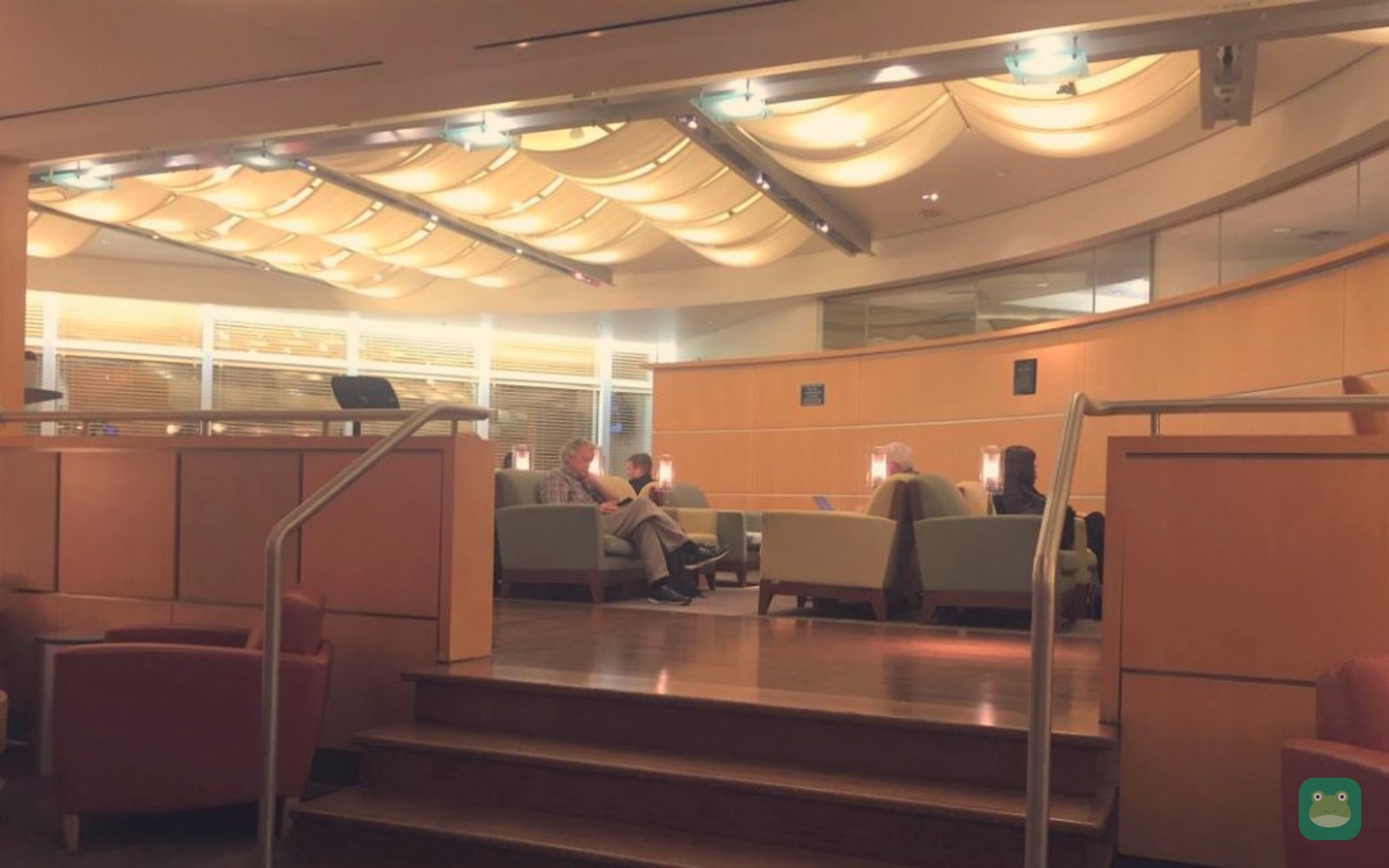 Chesapeake Club, BWI Concourse E — split-level seating