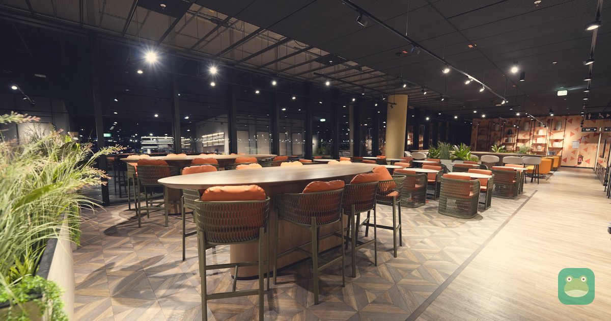 Dining and bar seating, Priority Lounge, Frankfurt Terminal 3