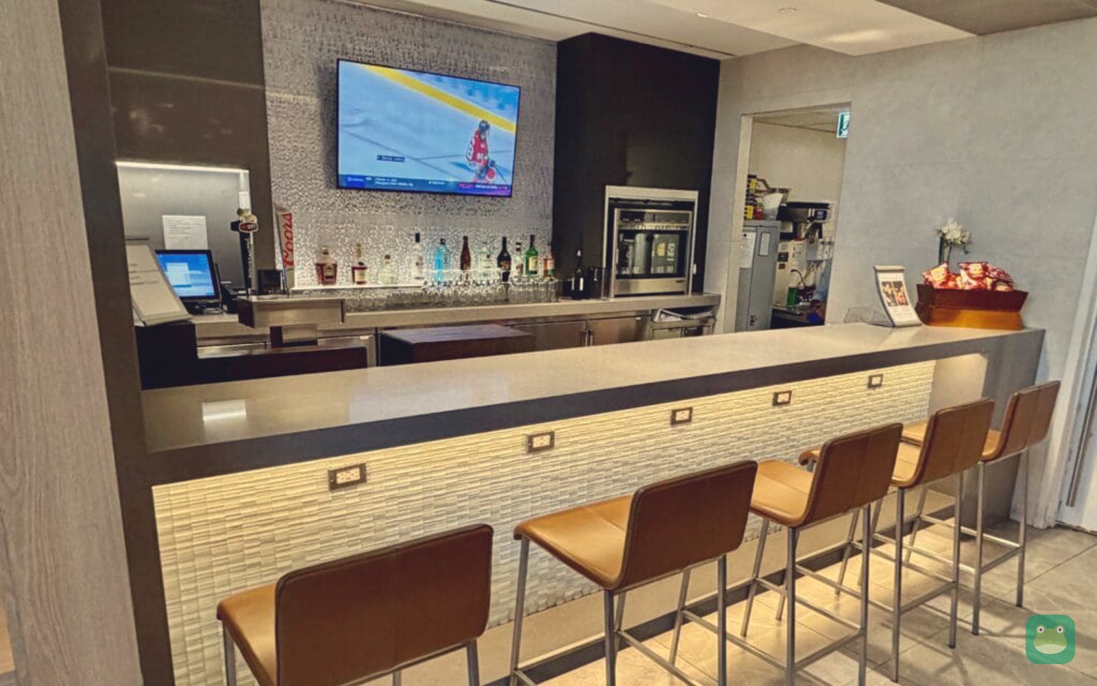 American Airlines Admirals Club, YYZ Terminal 3 — bar