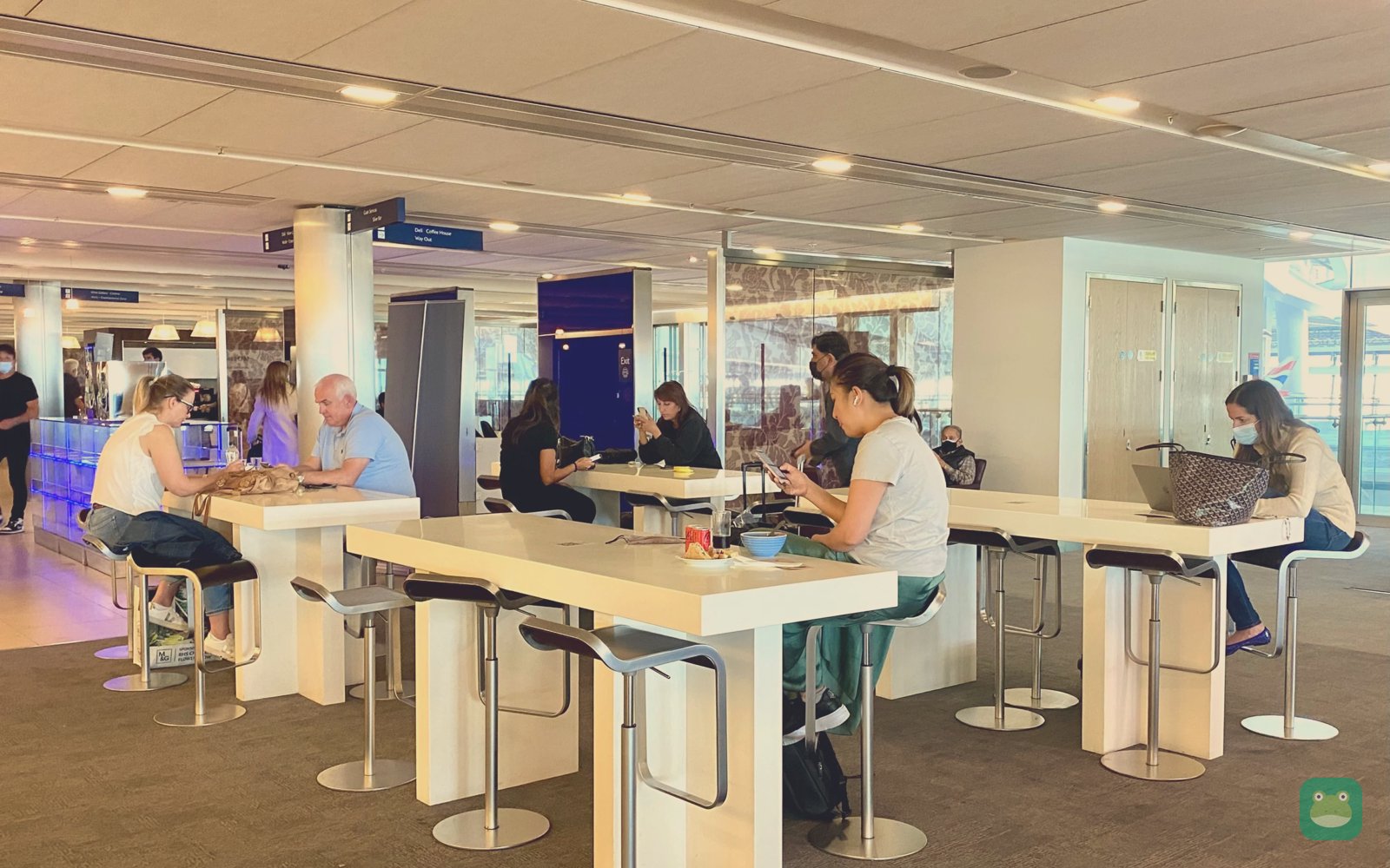 High-top seating and desk area, British Airways Galleries Club South, Heathrow Terminal 5