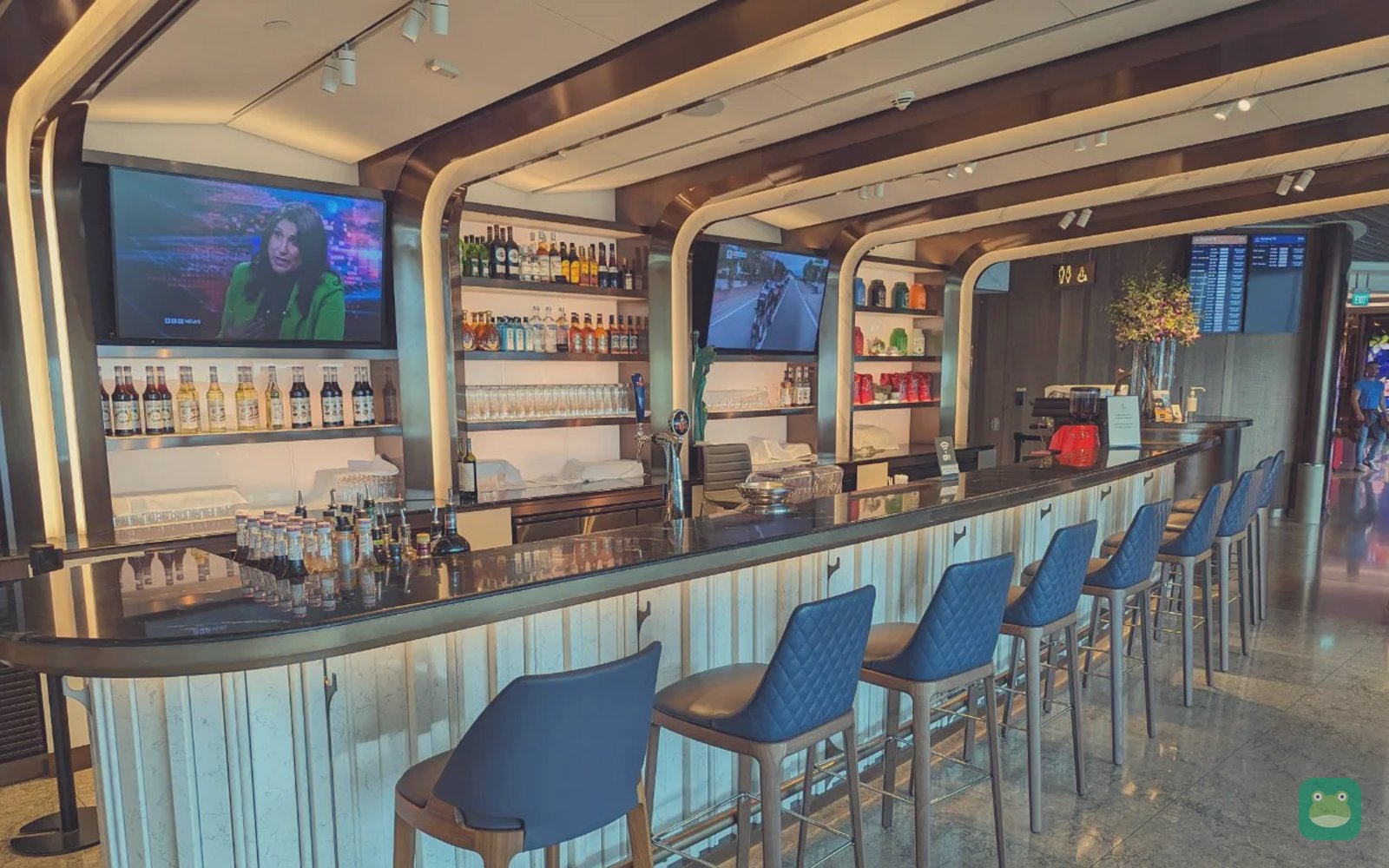 SilverKris Business Lounge, SIN Terminal 3 — bar seating