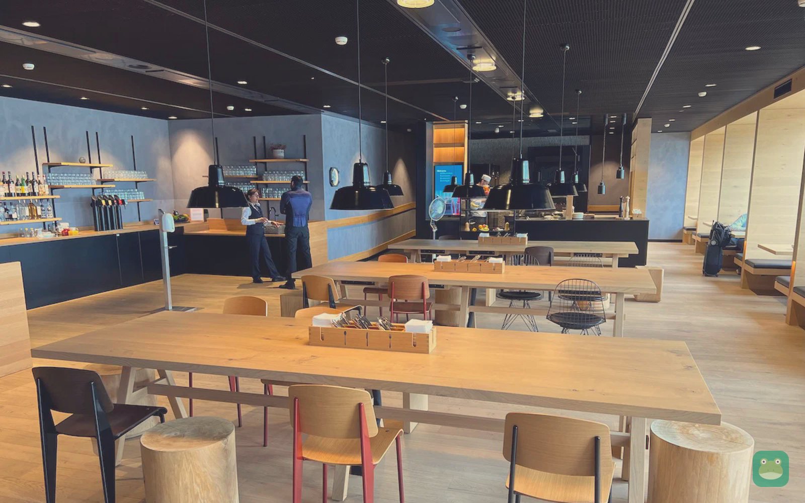 SWISS Alpine Lounge, ZRH Terminal A — dining area
