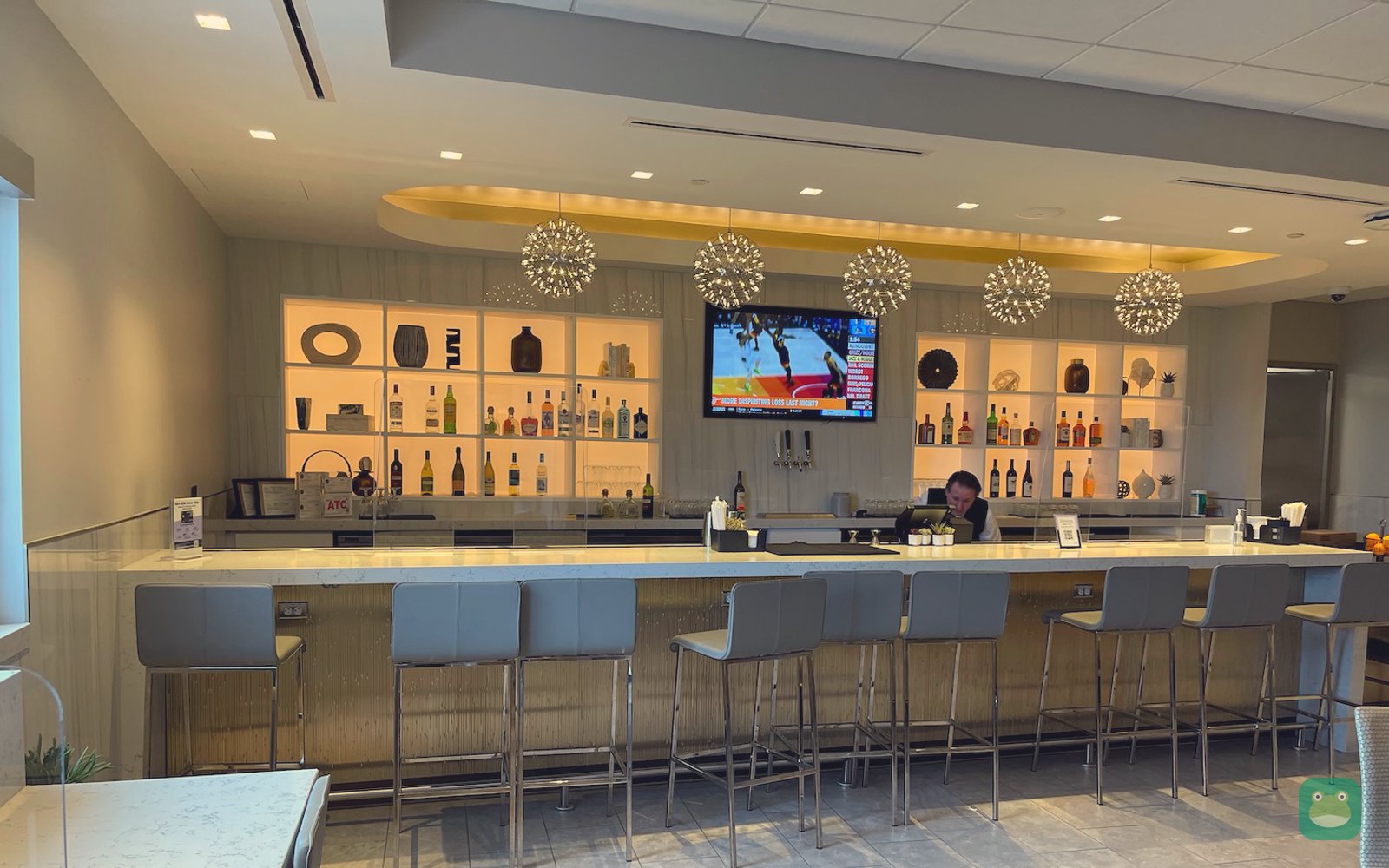 United Club (C7), MSY Concourse C — bar