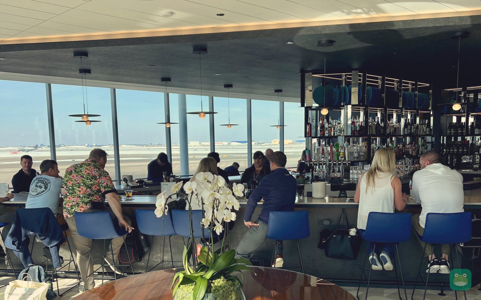 United Club, ORD Terminal 1 Gate C10 — bar