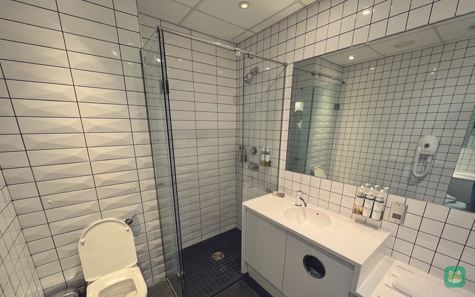 Shower room, Virgin Atlantic Revivals arrivals lounge, Heathrow T3