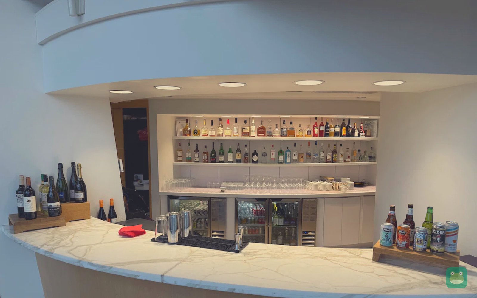 Virgin Atlantic Clubhouse, IAD Concourse A — bar