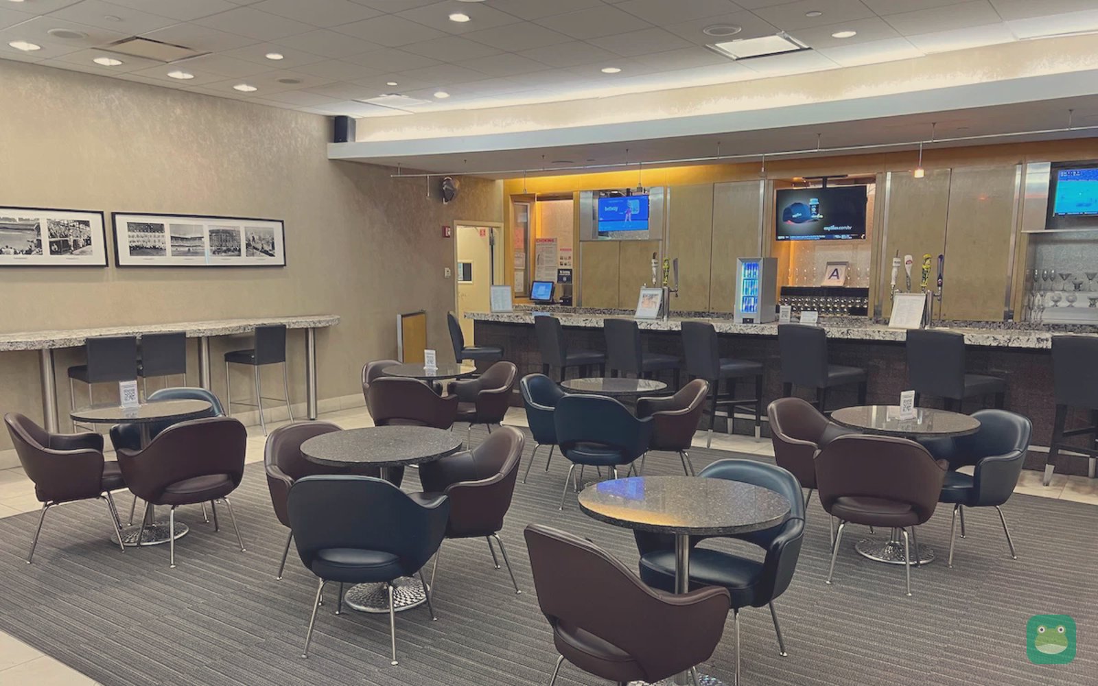 Admirals Club, JFK Terminal 8 Concourse C — bar