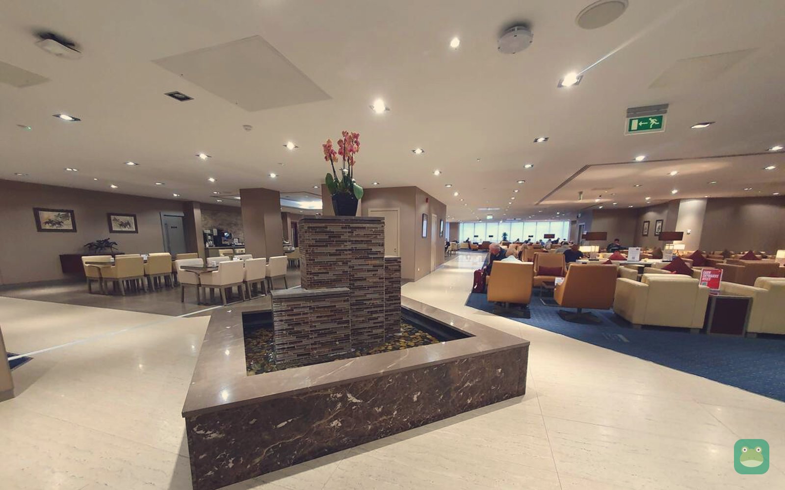 Water feature in the Emirates Lounge, Gatwick North Terminal (2022)