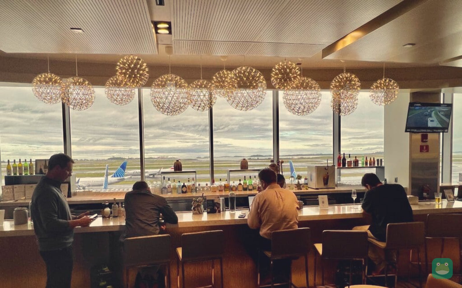 United Club, BOS Terminal B — bar