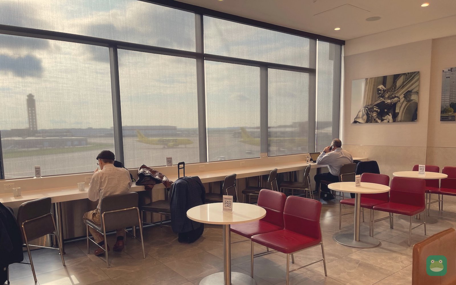 American Airlines Admirals Club, PIT Airside Terminal — seating by the windows