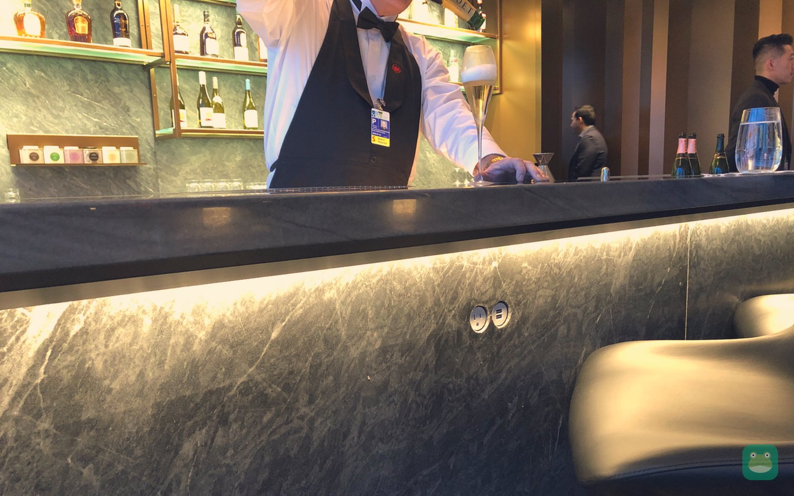 Air Canada Signature Suite, YVR International Terminal — bar