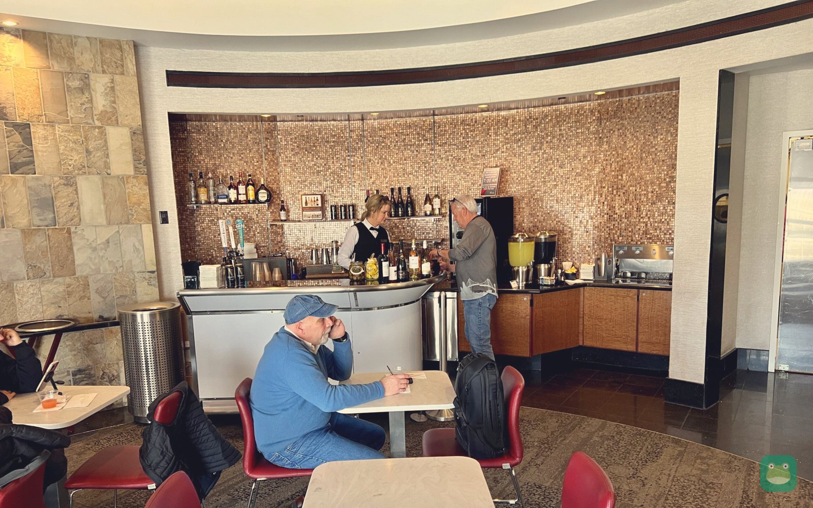 Delta Sky Club (A, north), DTW McNamara Terminal — bar
