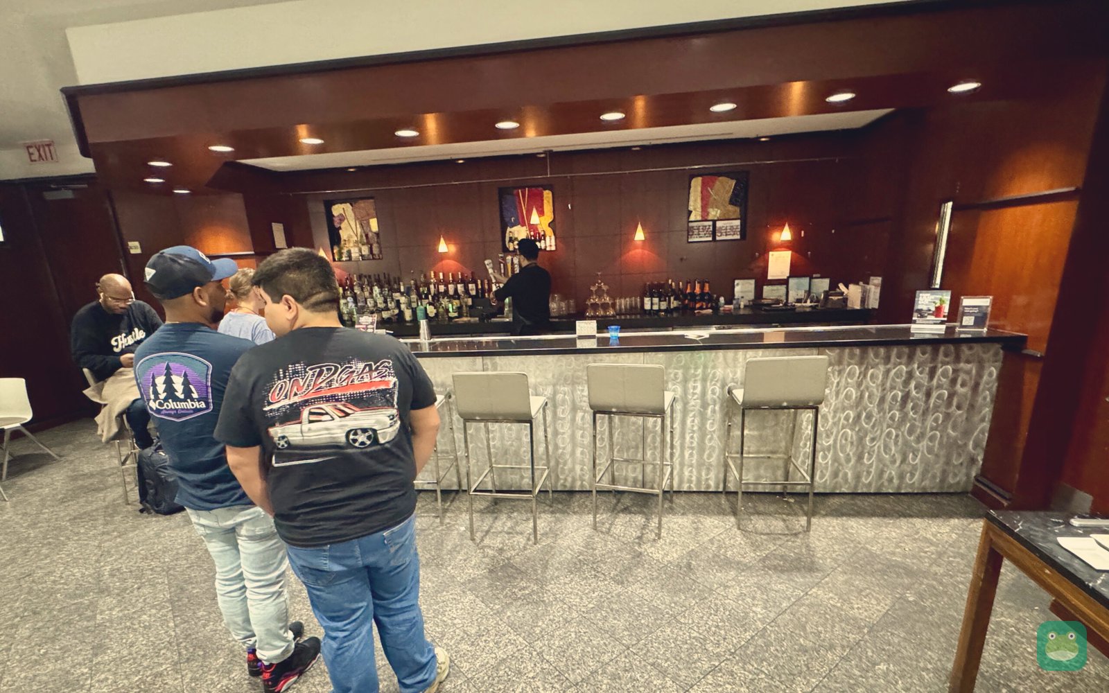 United Club (C south), IAH Terminal C — bar