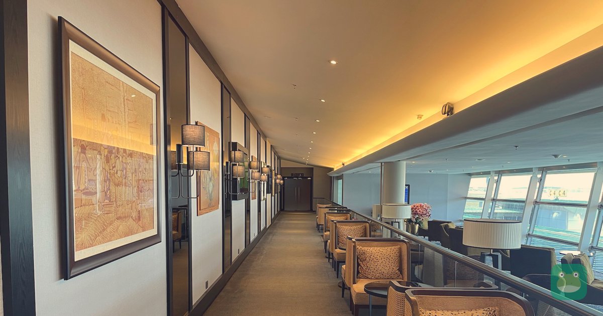 Malaysia Airlines Platinum Lounge, KUL Satellite — split-level seating overlooking the apron