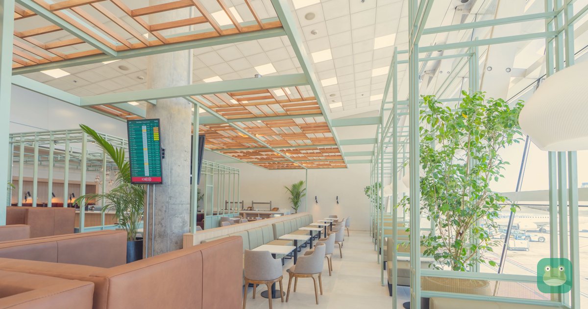 AMAE Lounge Aeroparque booth seating by the windows