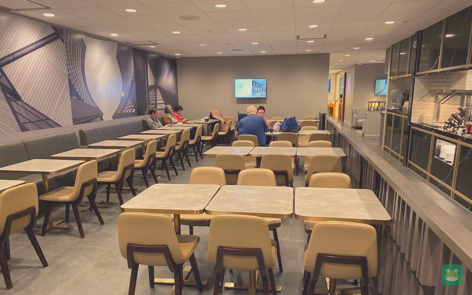 Plaza Premium Lounge (T3 International), YYZ Terminal 3 — dining area