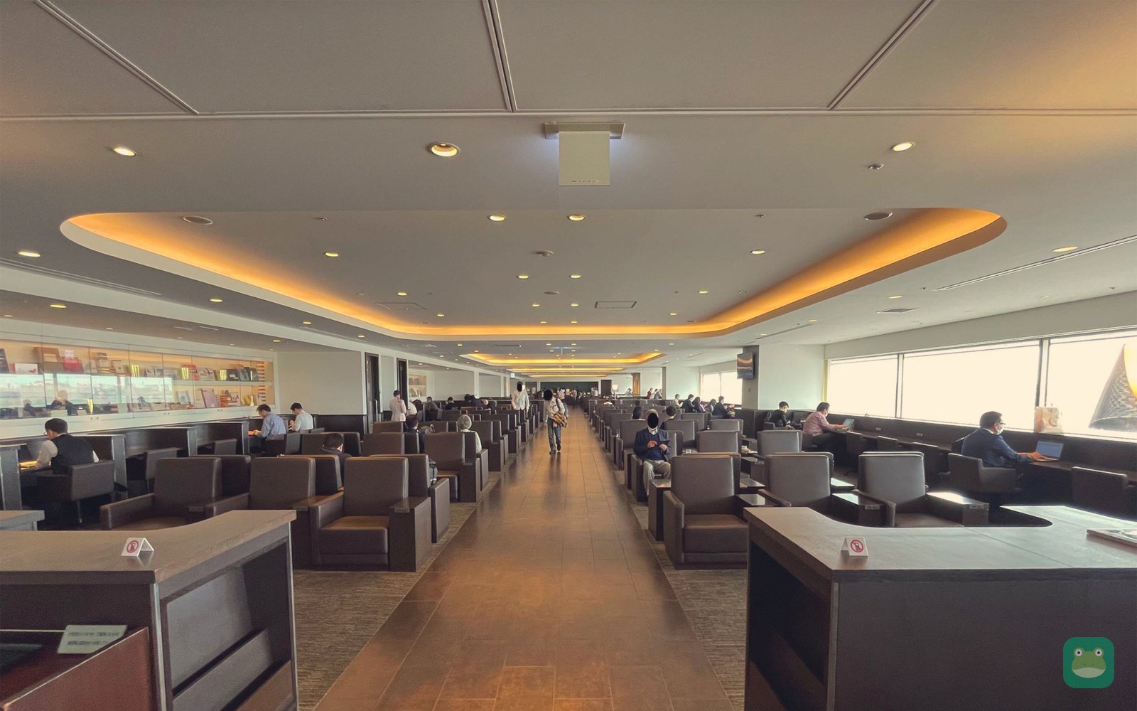 JAL Sakura Lounge North, HND Terminal 1 — lounge overview