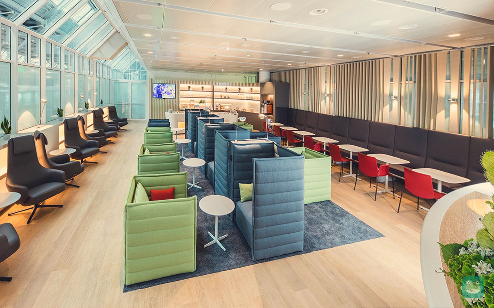 Airport Lounge Europe, MUC Terminal 1 — seating by the glass front, bar behind