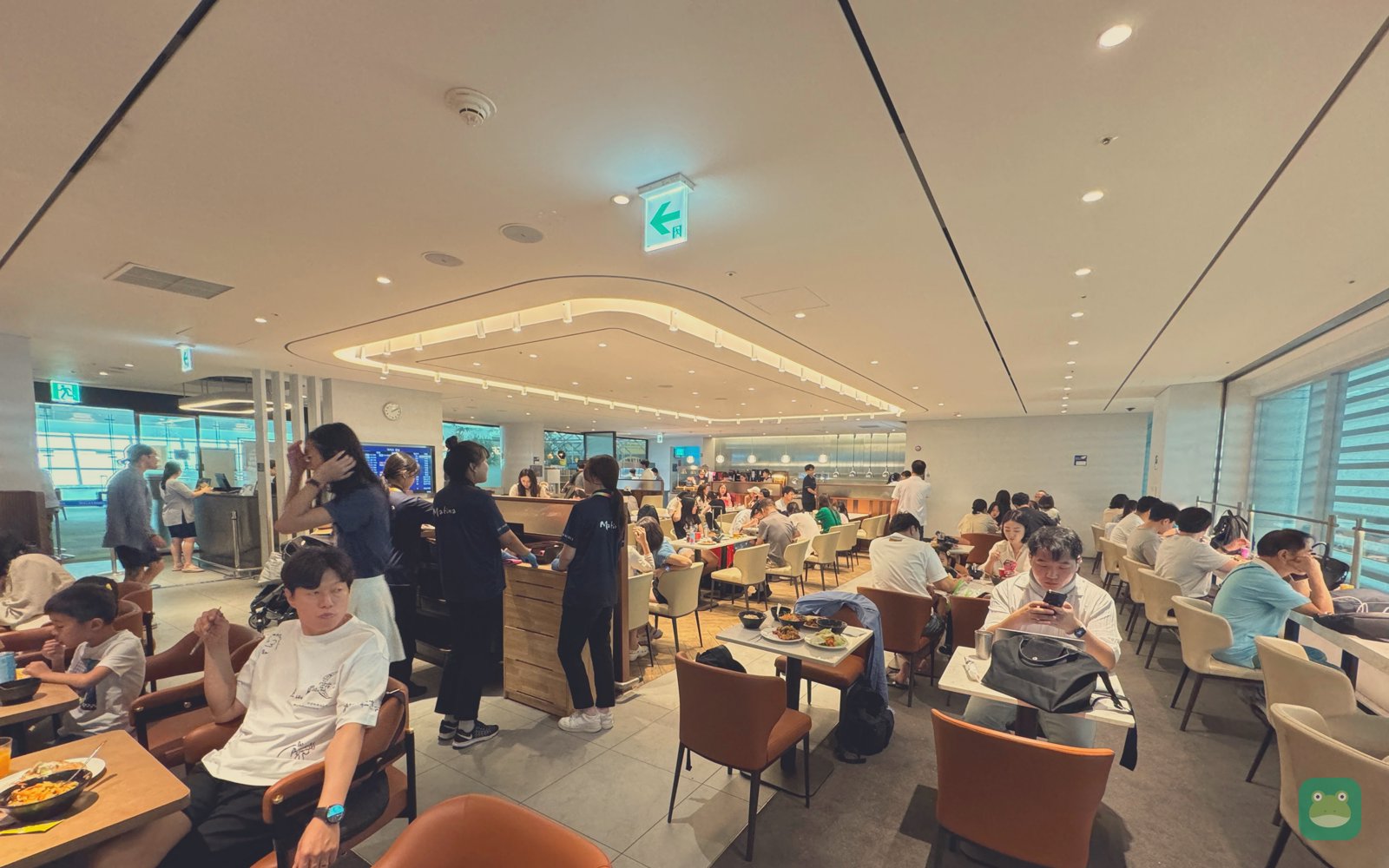 Matina Lounge, ICN Terminal 1 West — dining seating