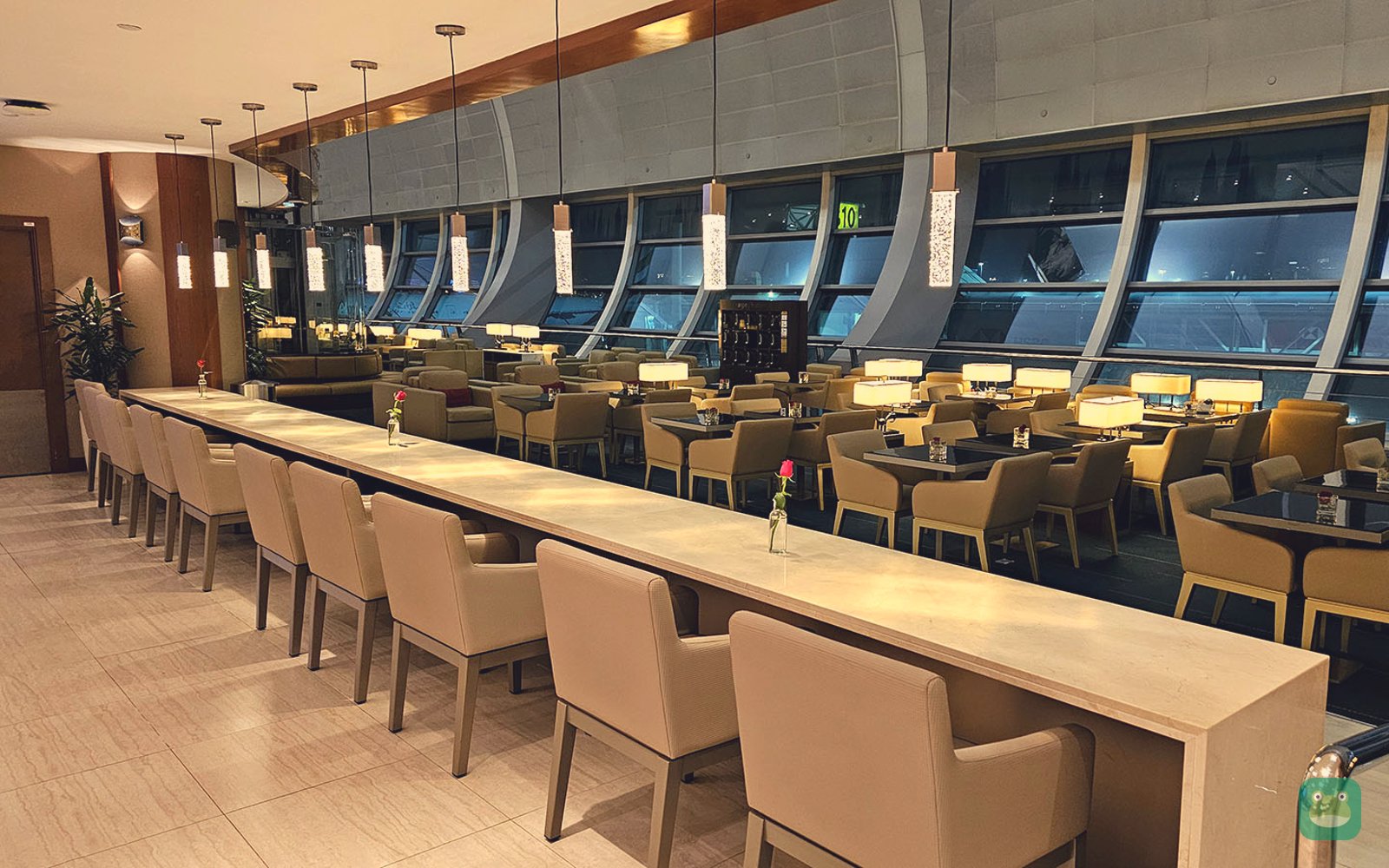 Emirates Business Class Lounge, DXB Terminal 3 Concourse C — dining area