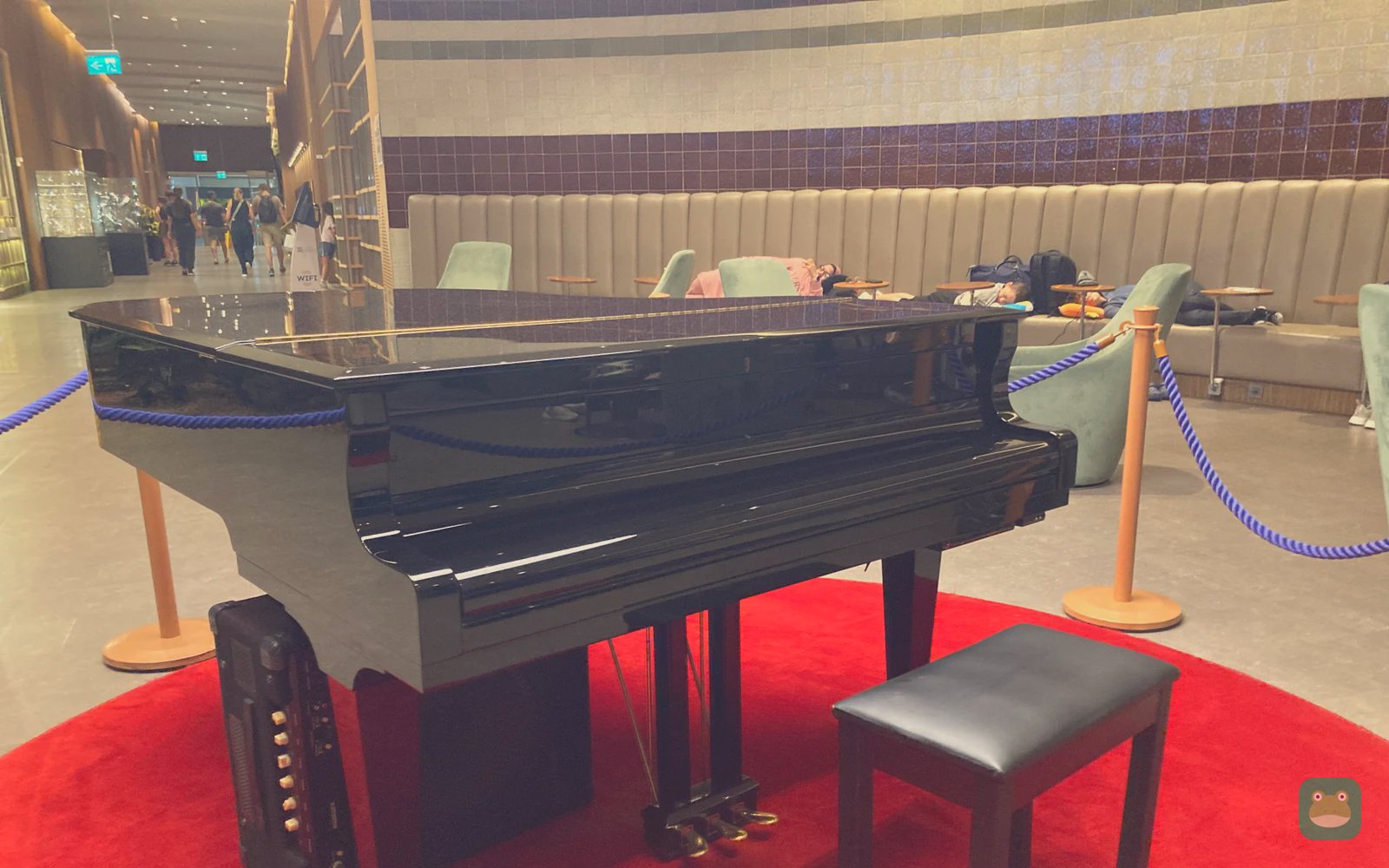 IGA Lounge, IST International Terminal — piano and booth seating