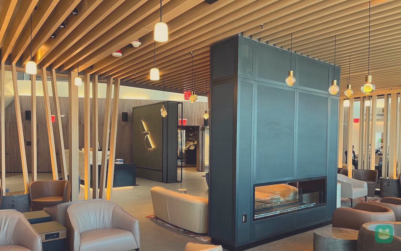 American Airlines Admirals Club, EWR Terminal A — seating