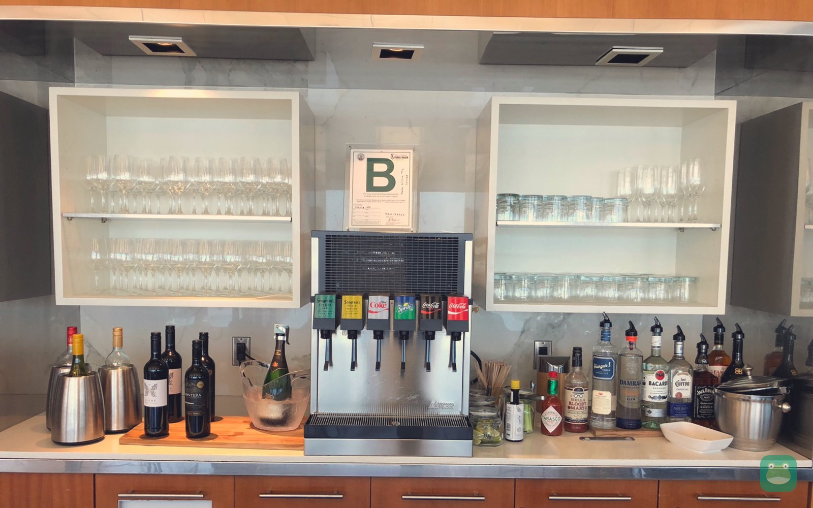 Delta Sky Club, LAX Terminal 2 — bar (pre-renovation)