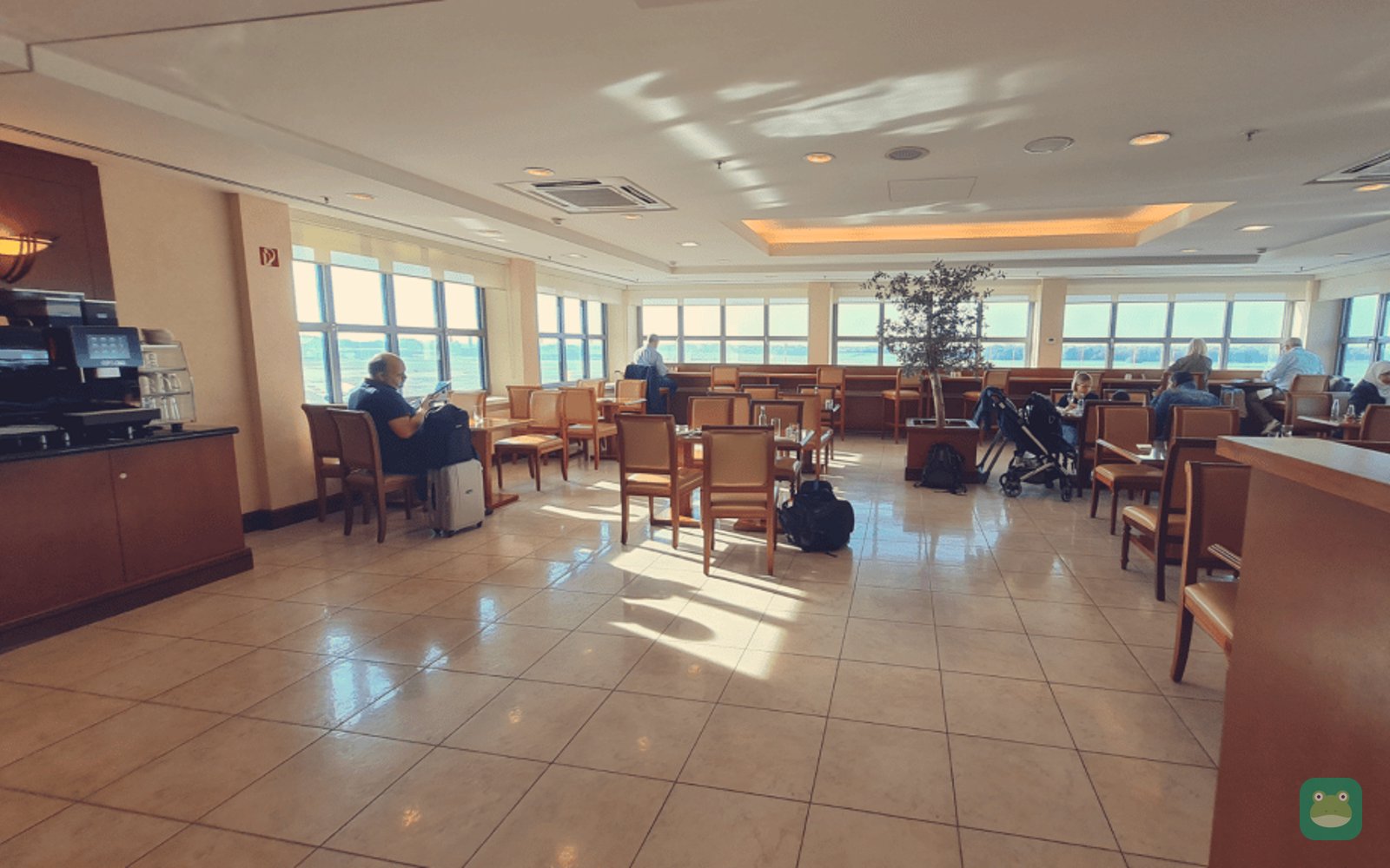 Emirates Lounge Hamburg dining area