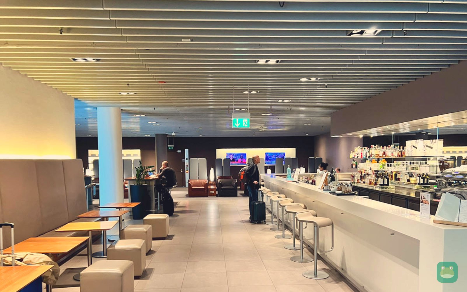 Lufthansa Senator Lounge H24, MUC Terminal 2 — staffed bar