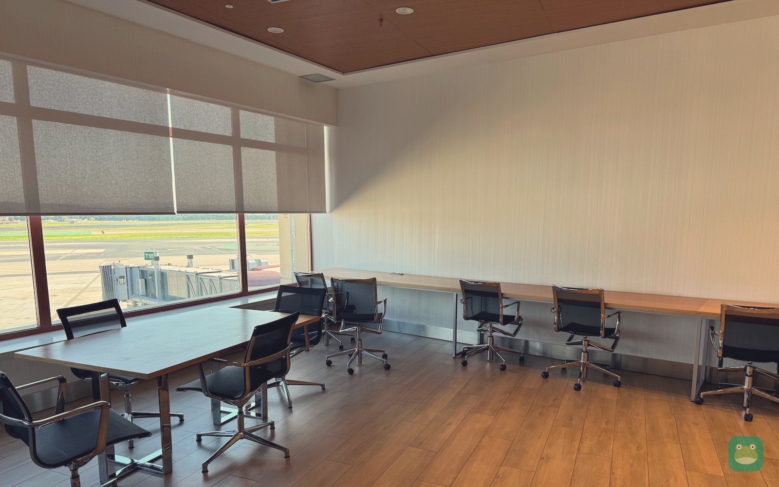 Work tables by the windows, Sala VIP Puerta de Alcalá, Madrid-Barajas