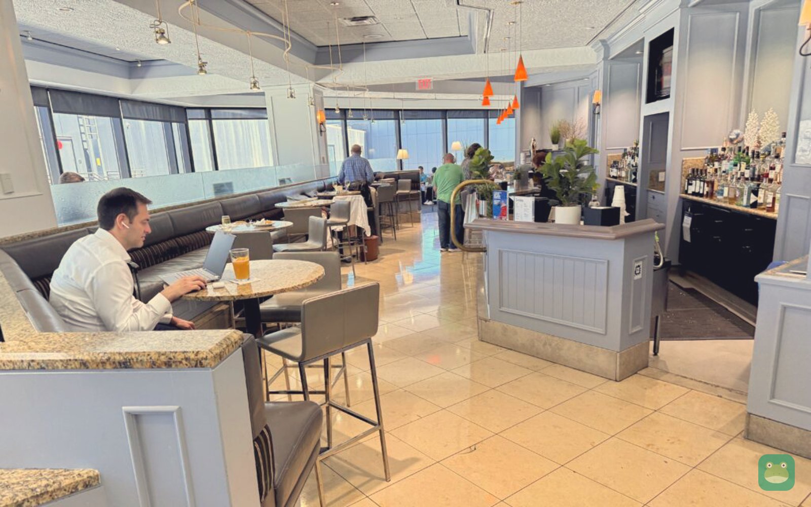 United Club (F), SFO Terminal 3 — seating area