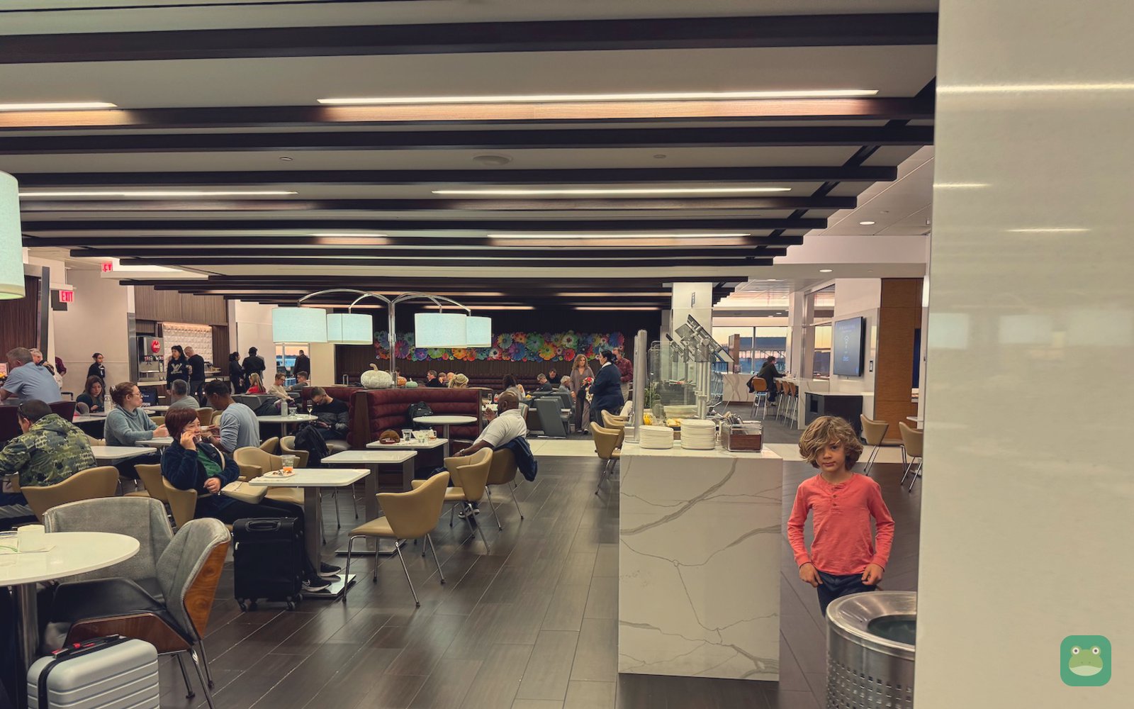 Delta Sky Club, JFK Terminal 4 Concourse B — dining area