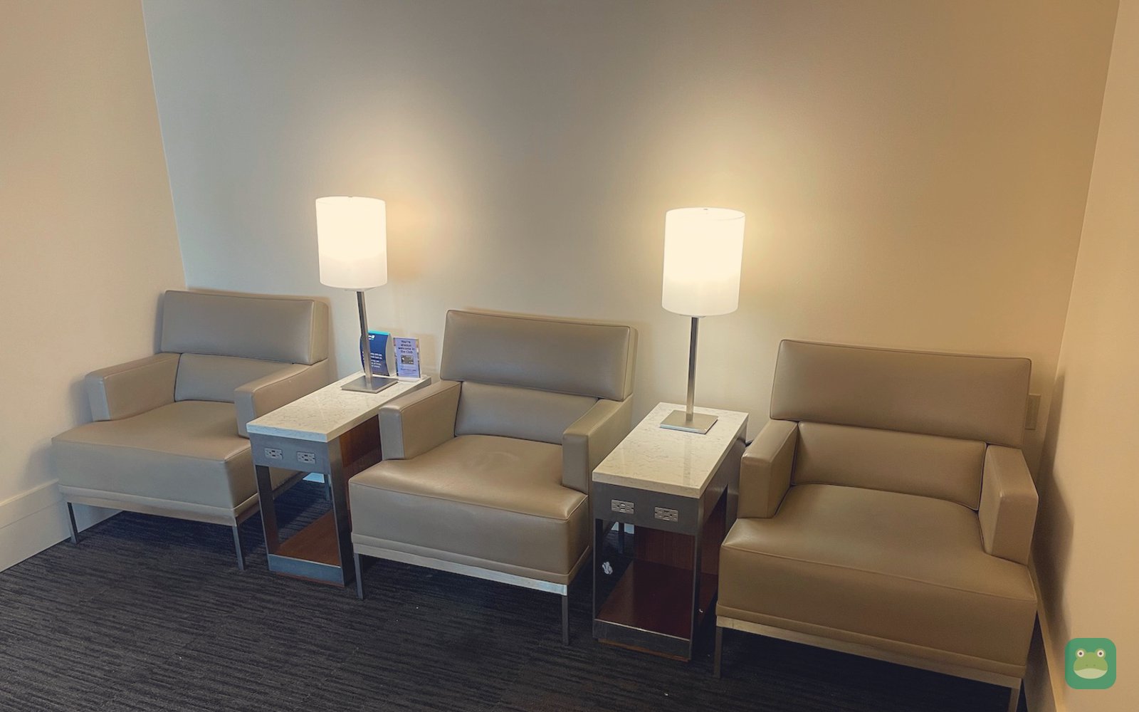 United Club (G), SFO International Terminal G — lounge seating with lamps