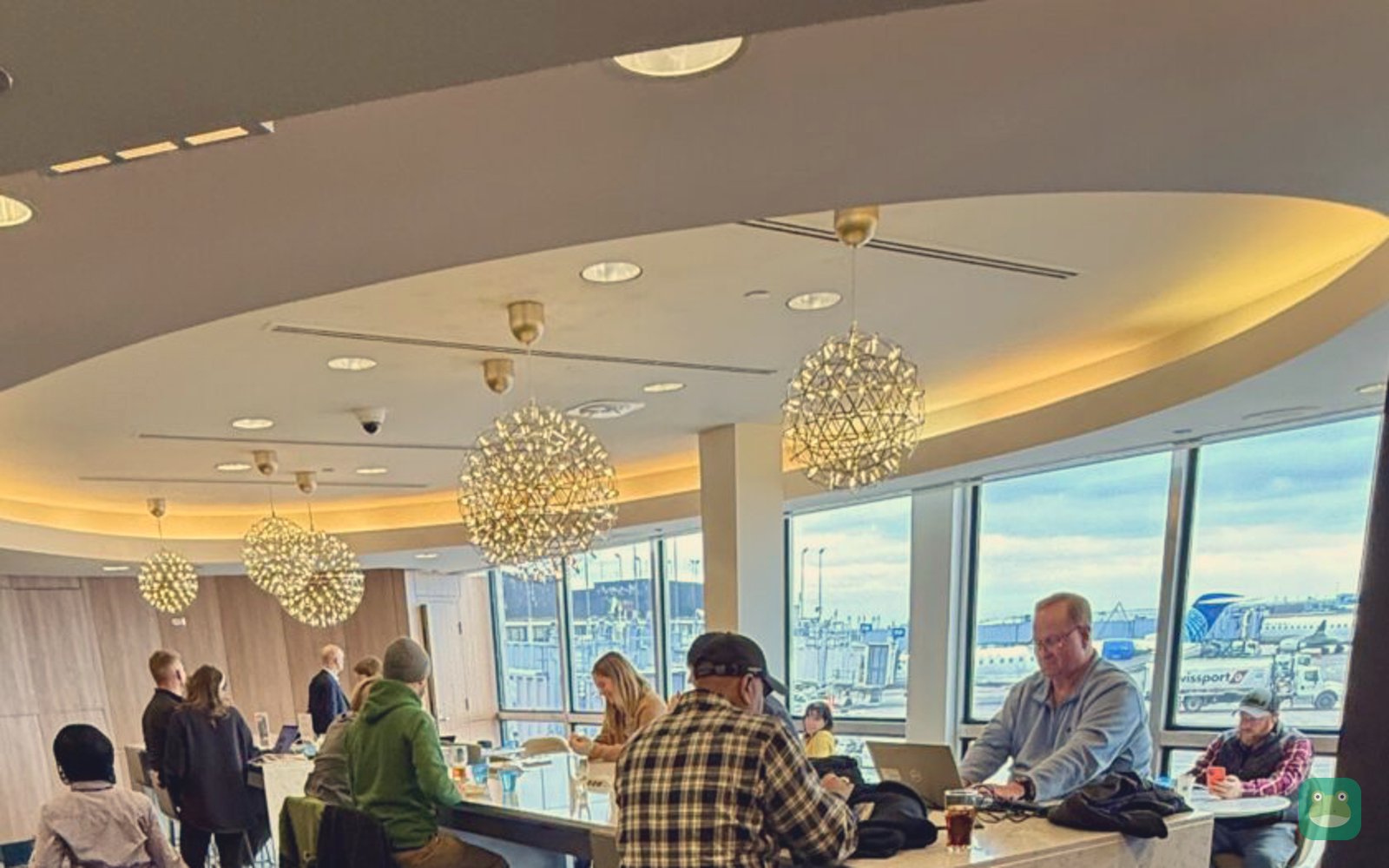 United Club, ORD Terminal 2 Gate E7 — seating by buffet