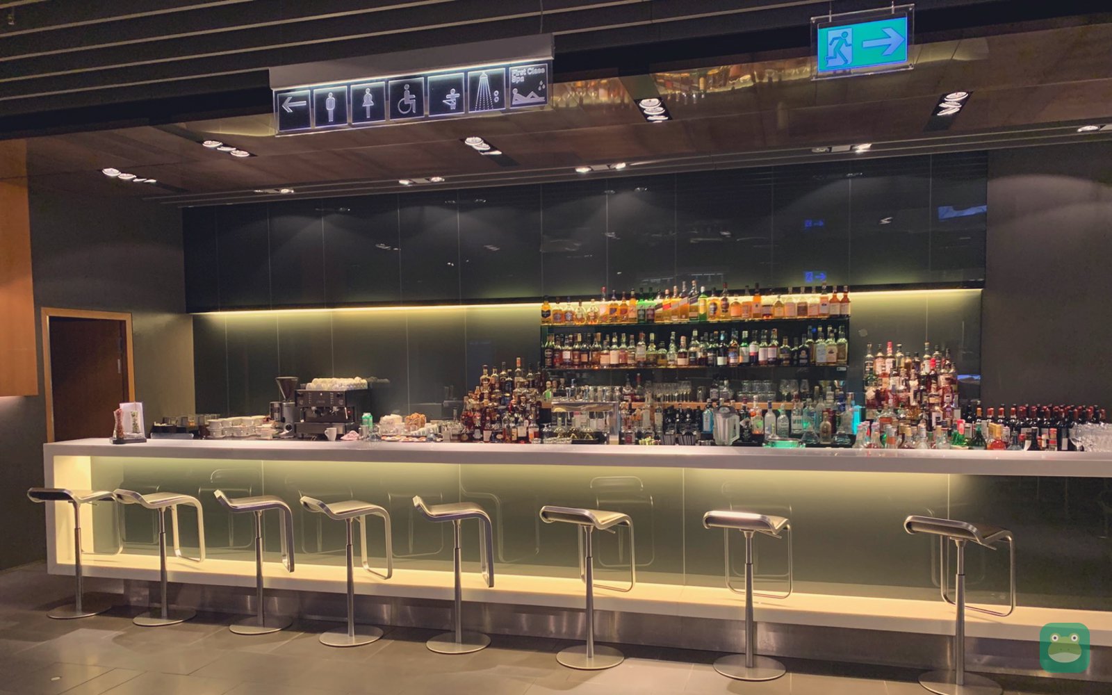 Lufthansa First Class Lounge (B), FRA Terminal 1 (B) — bar