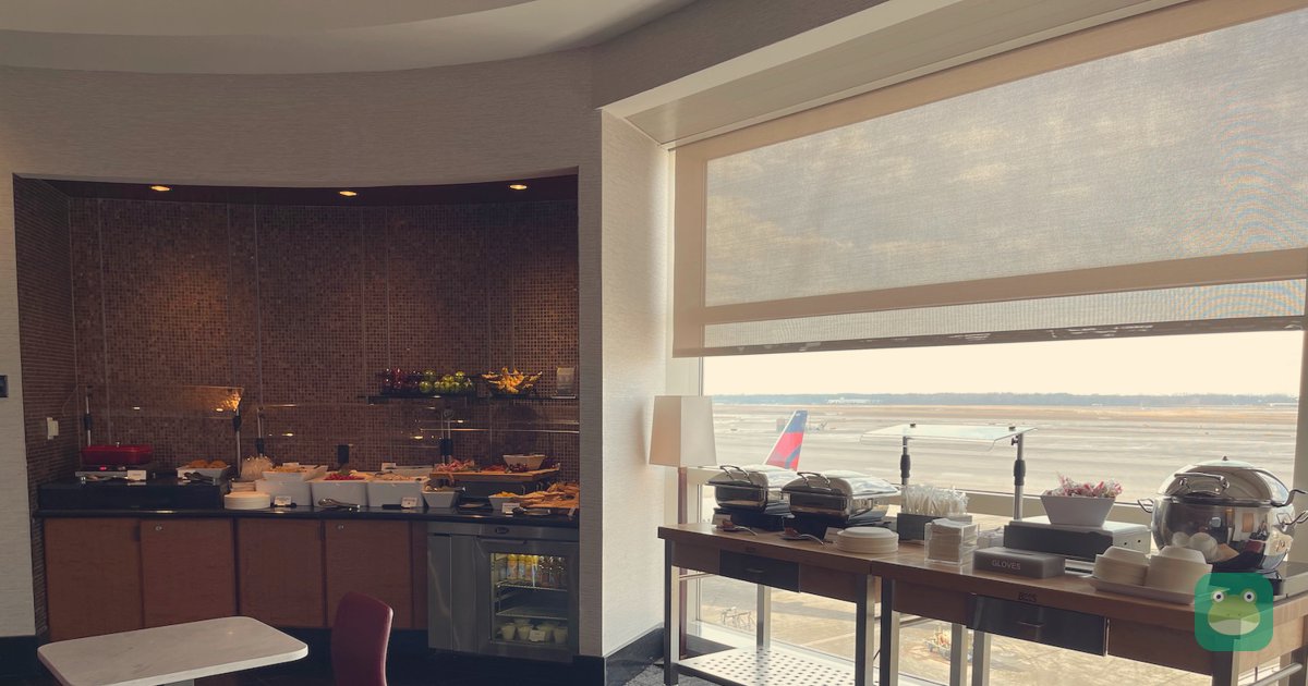 Delta Sky Club, DTW McNamara Terminal (A18) — window view over the tarmac