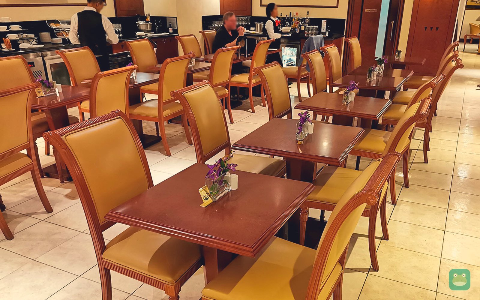 Emirates Lounge, SYD Terminal 1 — dining tables