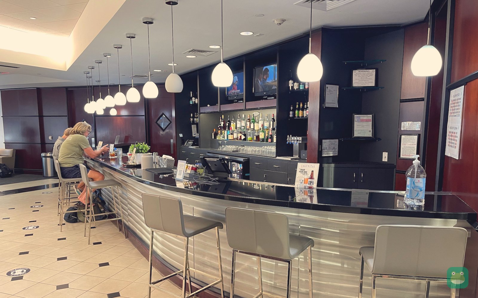 United Club (E), IAH Terminal E — bar