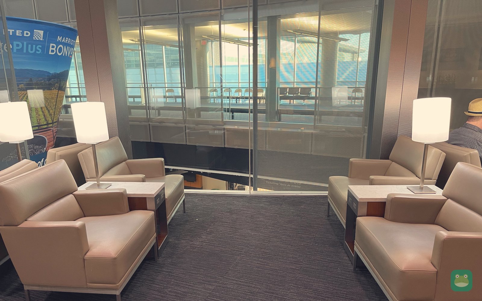 United Club (E), IAH Terminal E — seating by the windows