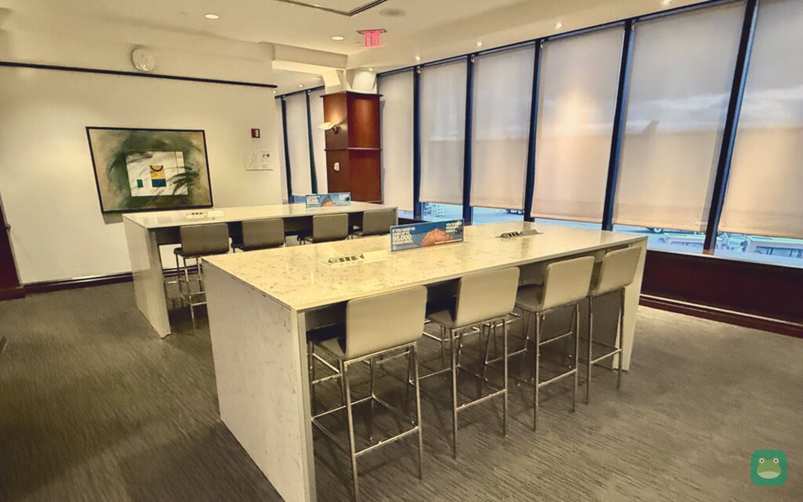 United Club, CLE Concourse C — workstation tables