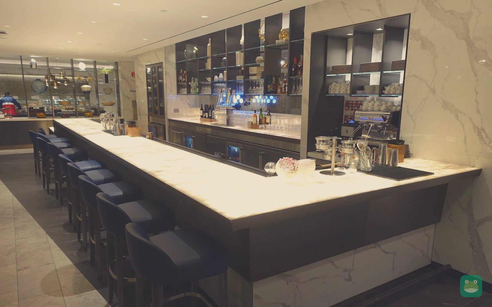 United Polaris Lounge, IAH Terminal E — bar with apron views