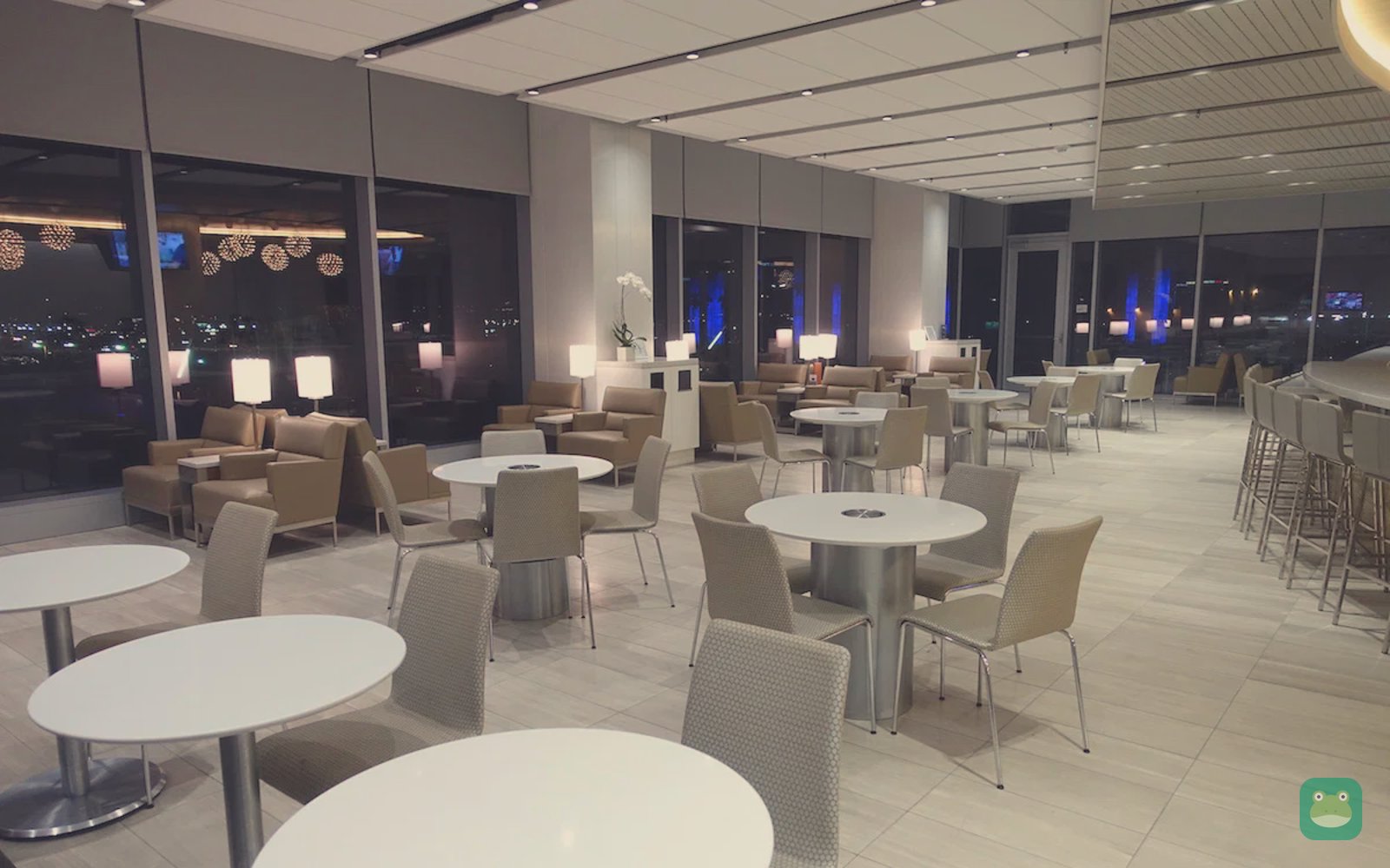 United Club, LAX Terminal 7 — bar area
