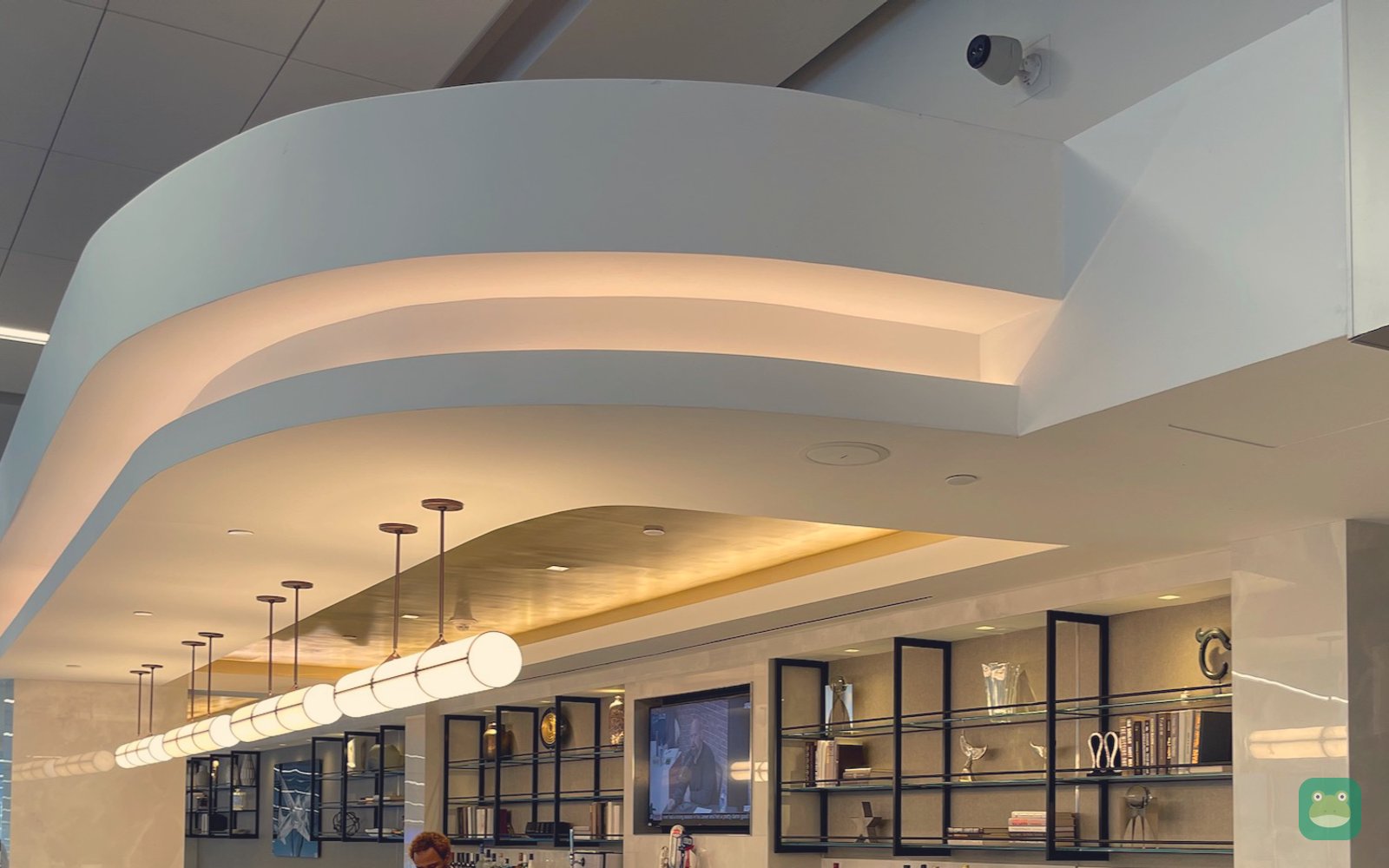 United Club, LGA Terminal B — bar