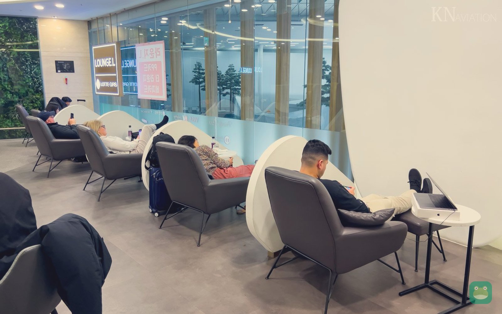 Lounge L, ICN Terminal 2 — window lounge chairs