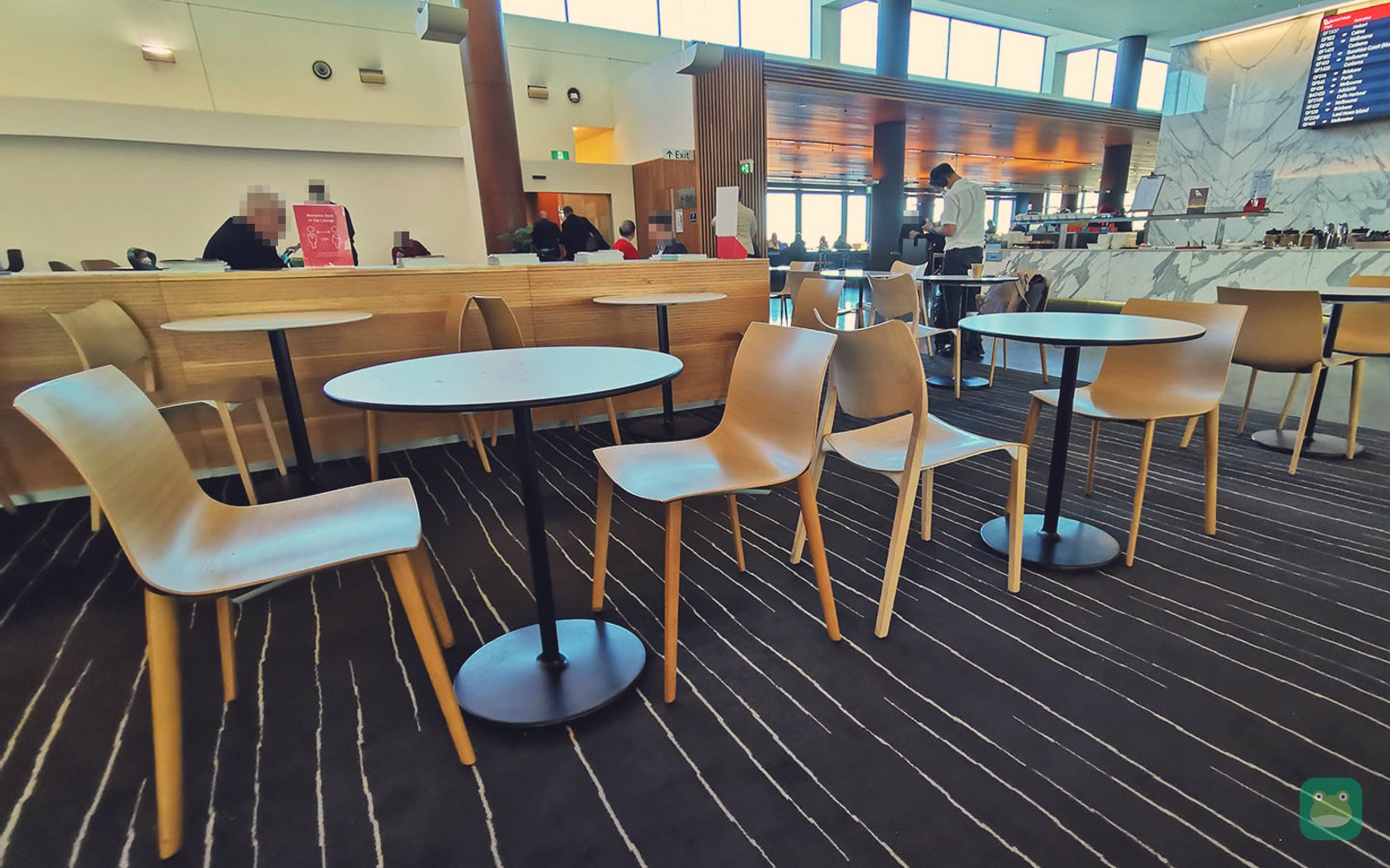 Qantas Club (Domestic), SYD Terminal 3 — central dining tables