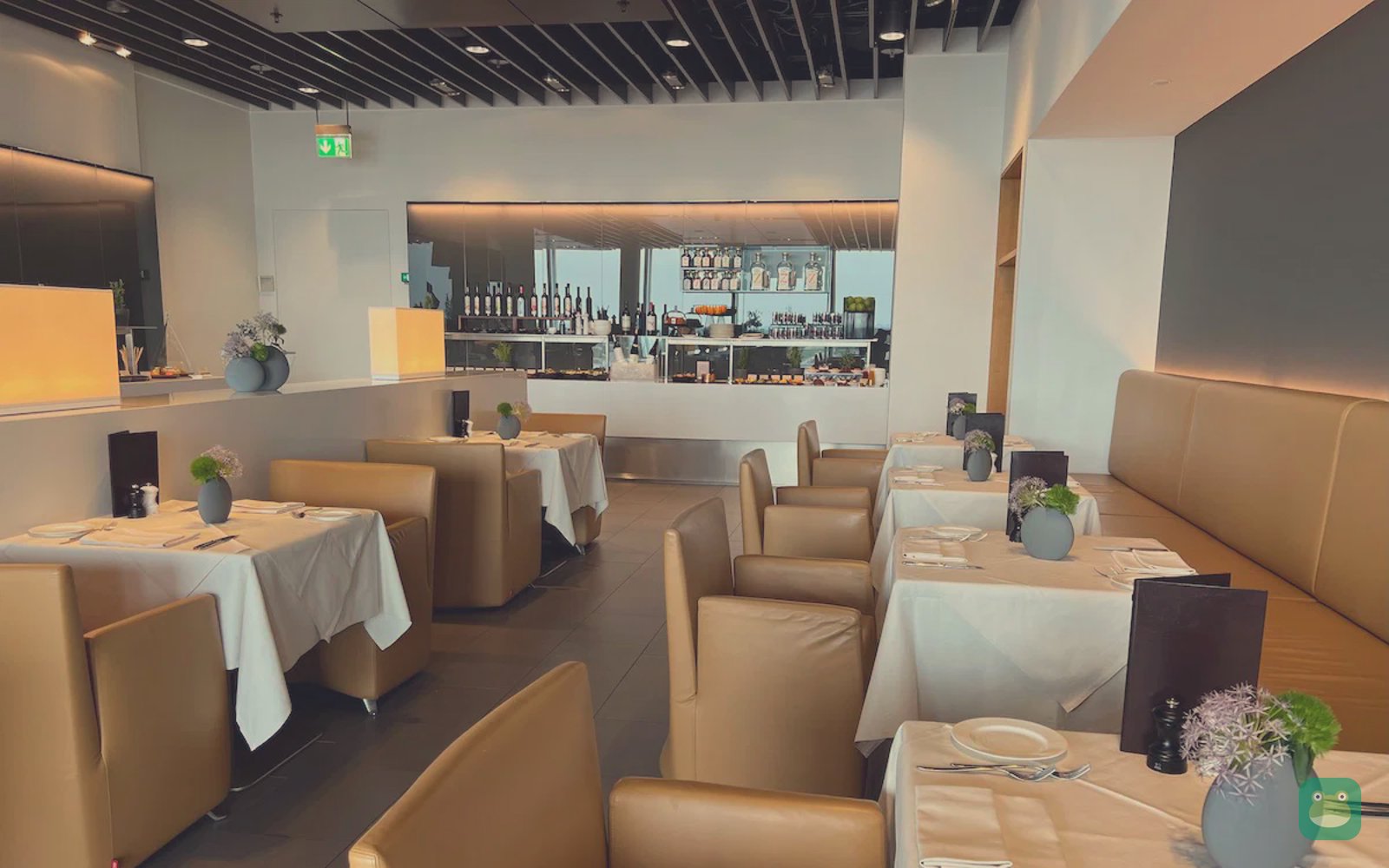 Lufthansa First Class Lounge, MUC T2 Satellite — dining area by the windows