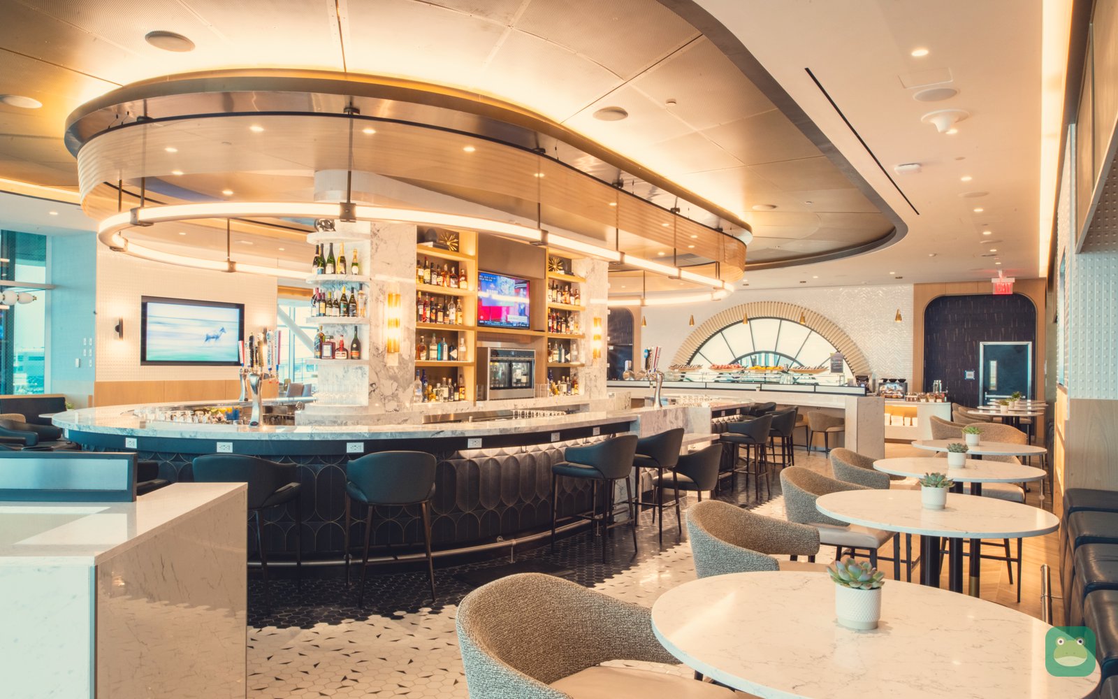 Delta Sky Club, JFK Terminal 4 Concourse A — 360-degree premium bar