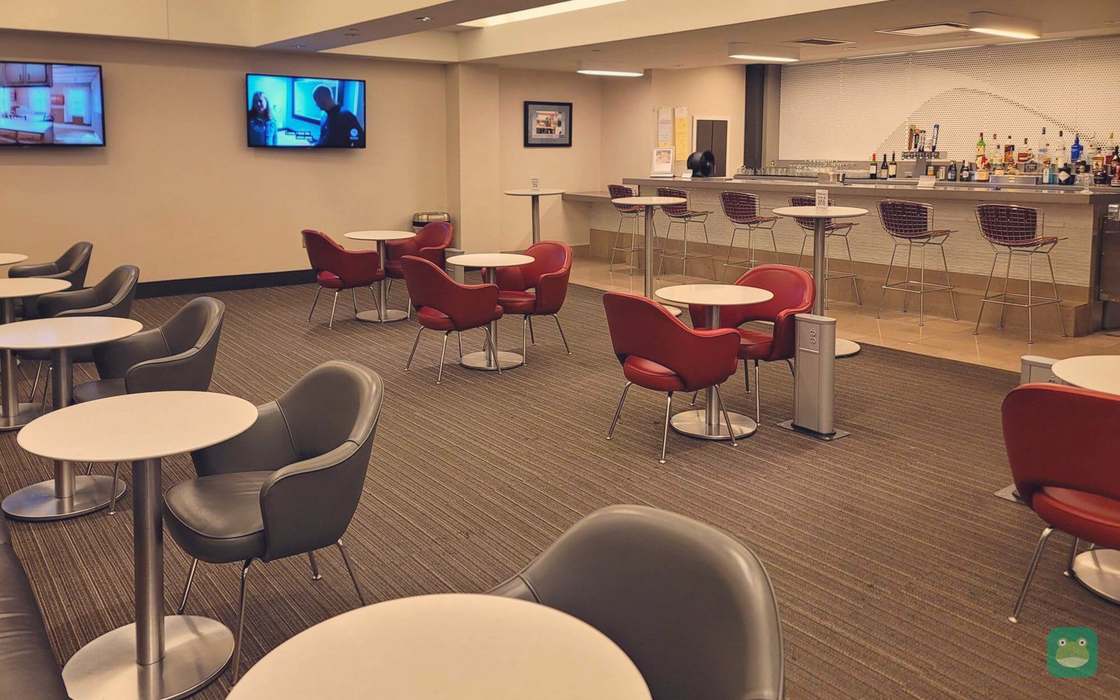 American Airlines Admirals Club, STL Terminal 1 — bar and dining area