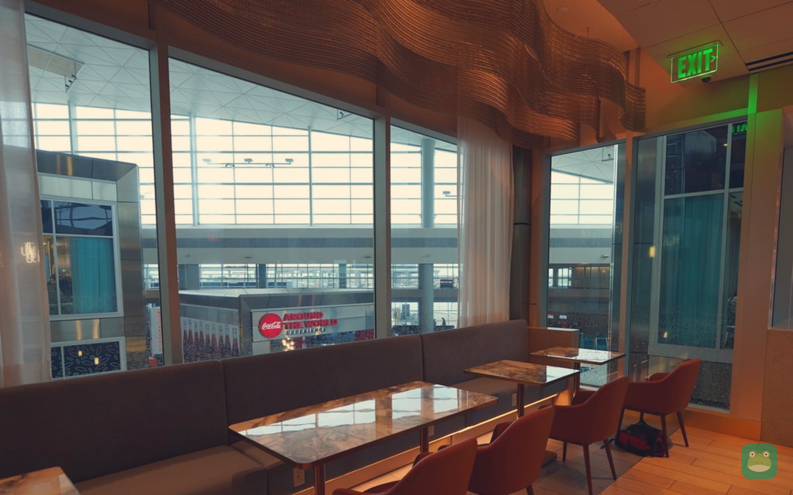 Plaza Premium Lounge, DFW Terminal D — dining area