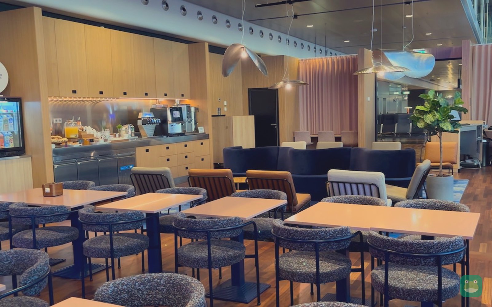 SAS Lounge by Mastercard, ARN Terminal 5 — seating by the windows